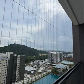 발코니 투명 방범창 안전 내구성 현대식 건물