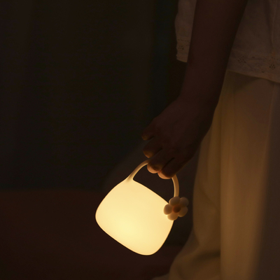 현대 귀여운 휴대용 램프 침실용 따뜻한 흰색 LED 테이블 램프 USB 재충전 가능한 실리콘 재료