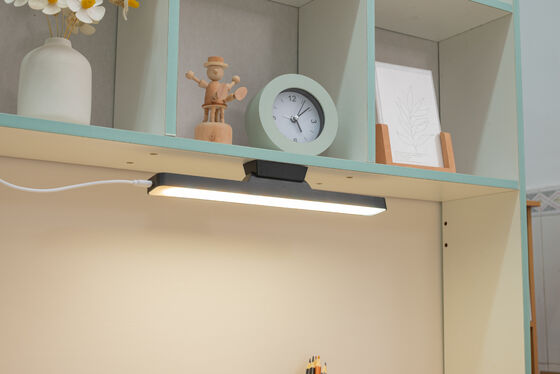 최대 8시간 사용 시간 재충전 가능한 자석 램프 5V 1A 등급 전압 산업 및 상업용 조명용