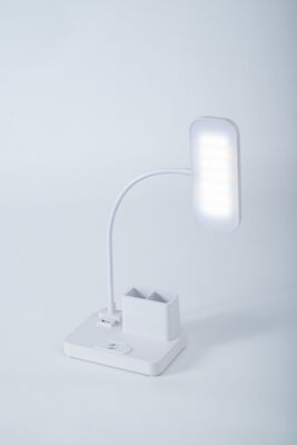 USB 충전 포트와 작업 공간 조명을 위한 세 가지 밝기 레벨을 제공하는 충전 가능한 책상 램프