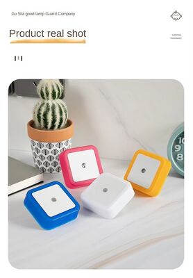 부드러운 빛을 제공하는 모션 센서와 함께 귀여운 밤 빛 램프