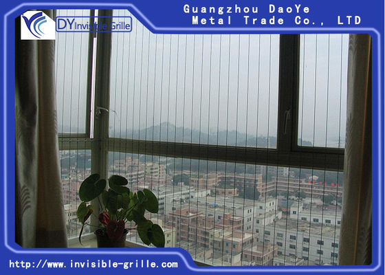 앤티 러스트는 아이들을 위한 발코니 보이지 않는 그릴을 확보합니다